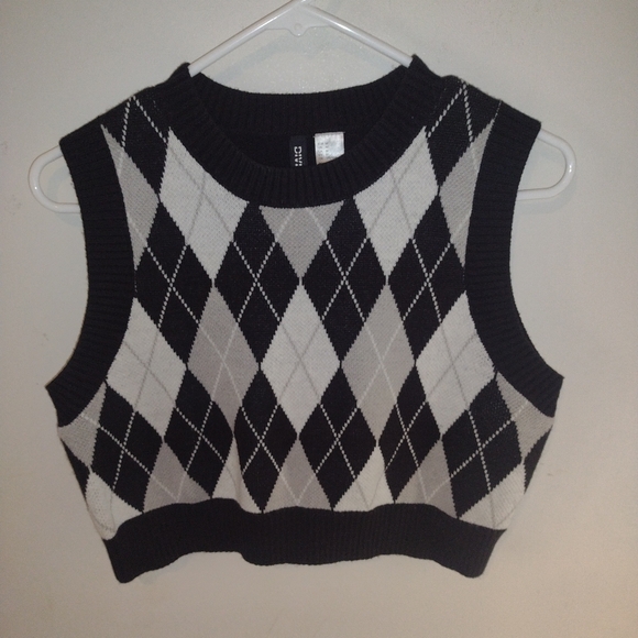 H&M Jackets & Blazers - H&M Divided Women's M Argyle Cropped Sweater Vest